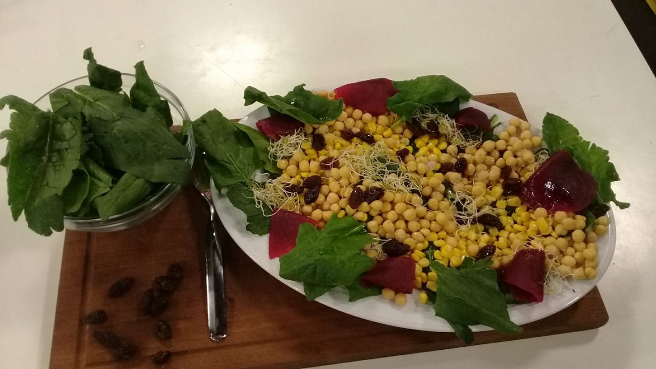 Ensalada de espinacas, pasas y garbanzos