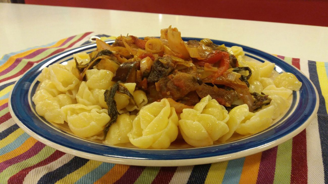 Pasta Adria con pollo troceado y albahaca frita