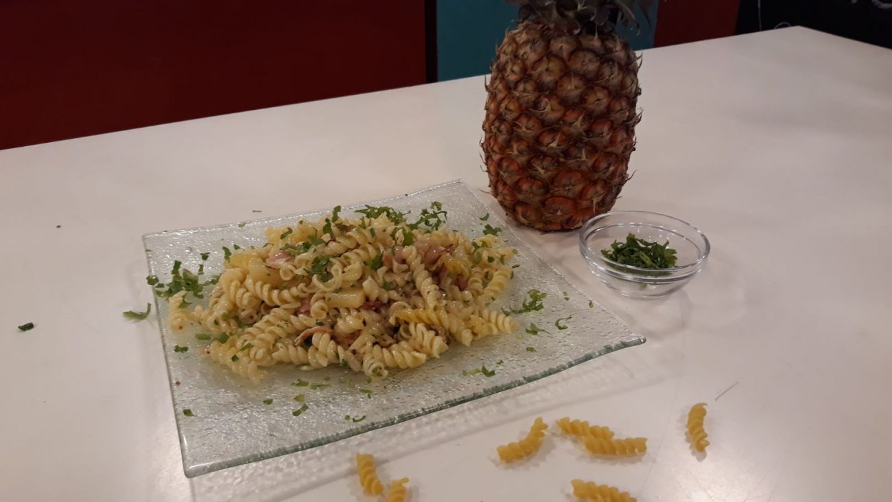 Ensalada de pasta Adria con ananá, nueces y panceta