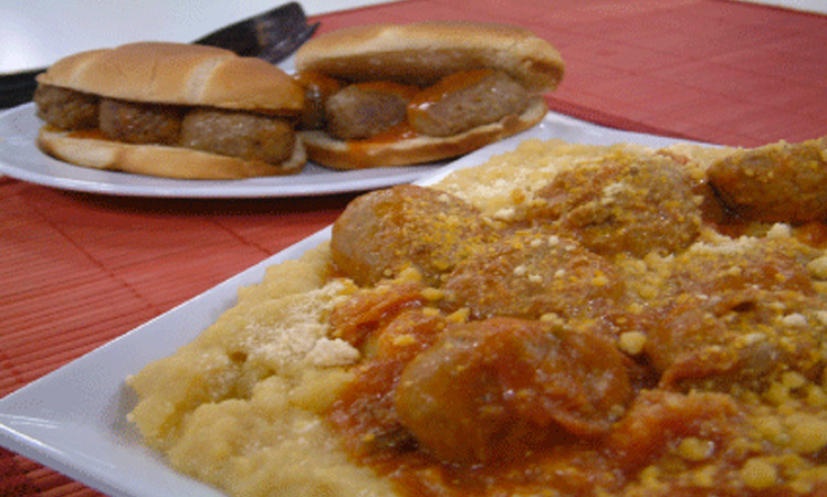 Albóndigas con polenta a la napolitana