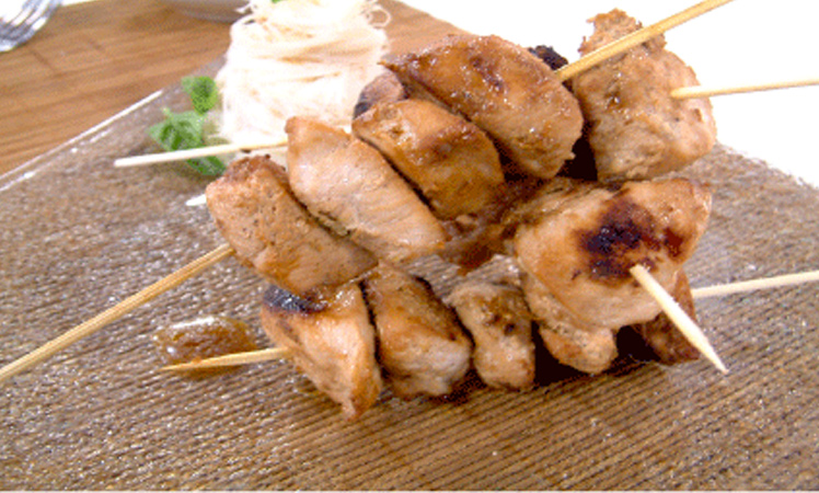 Brochettes de pollo