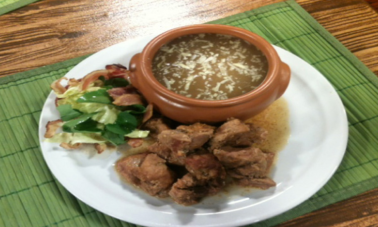 Canastitas de panceta con hojas verdes