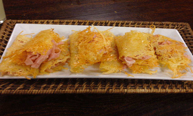 Crujiente de queso relleno de jamón (aperitivo de navidad)