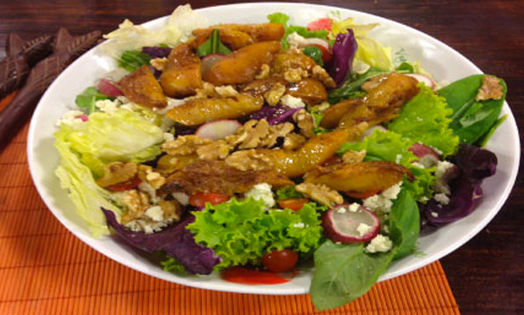 Ensalada de duraznos grillados y verdes