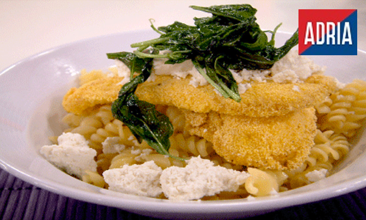 Pasta Adria con pollo troceado y albahaca frita