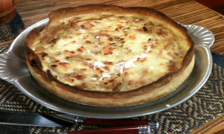 Quiche de queso de cabra, papas, paleta y cebolla