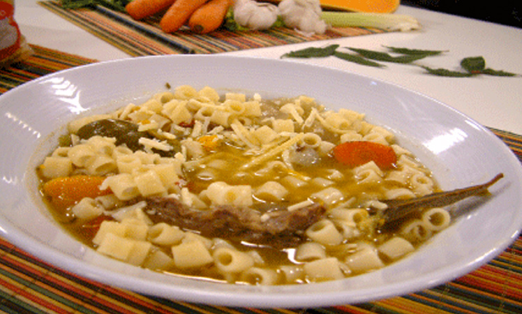 Sopa de fideos con carne y verduras