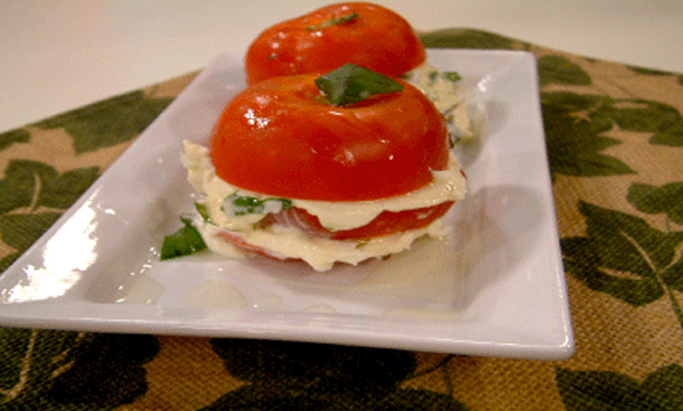 Tomates rellenos de queso crema y albahaca