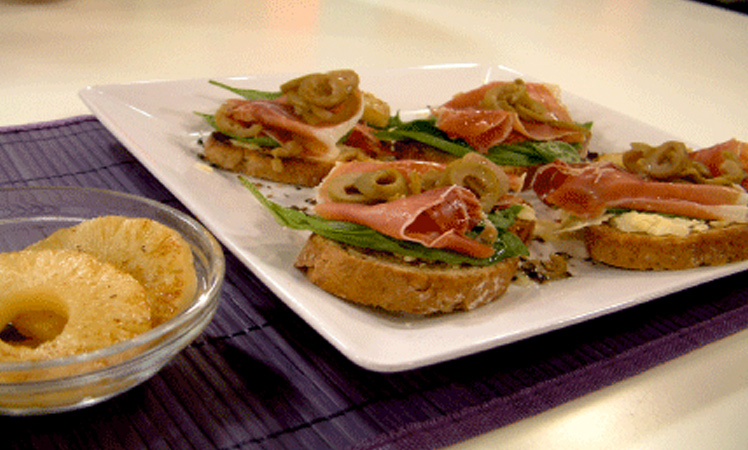 Tostadas con jamón crudo y ananá